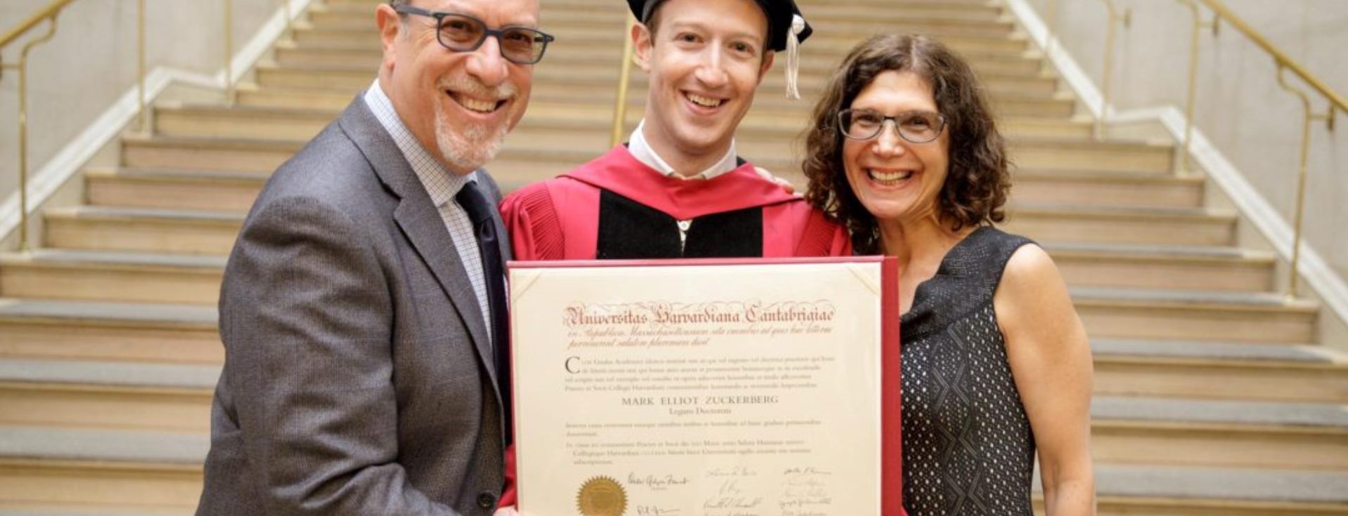 Mark Zuckerberg Artık Harvard Mezunu